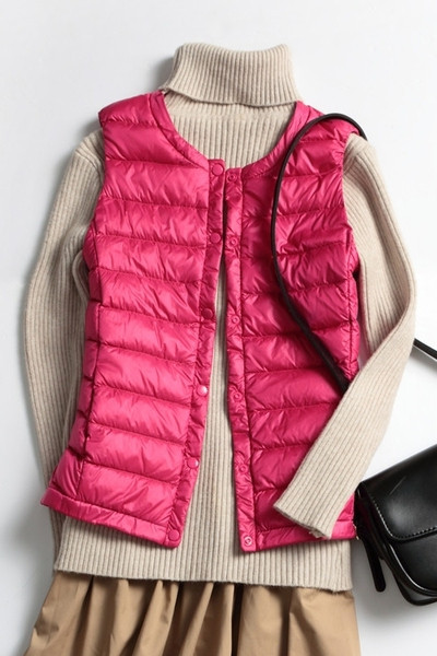 Naiste vabaaja vest ovaalse kaelusega ja mitmes värvitoonis nööpidega