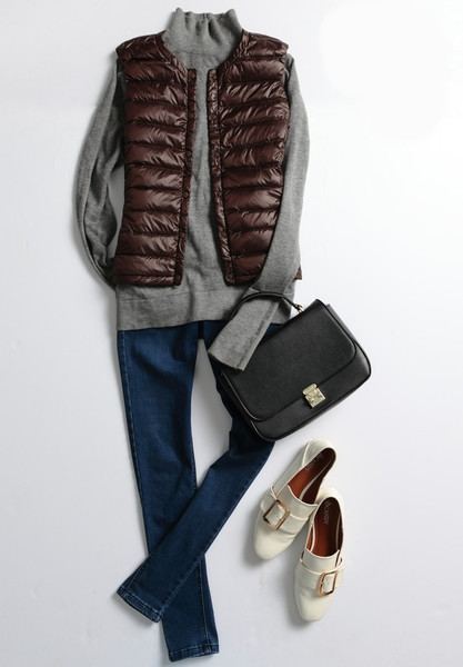 Naiste vabaaja vest ovaalse kaelusega ja mitmes värvitoonis nööpidega