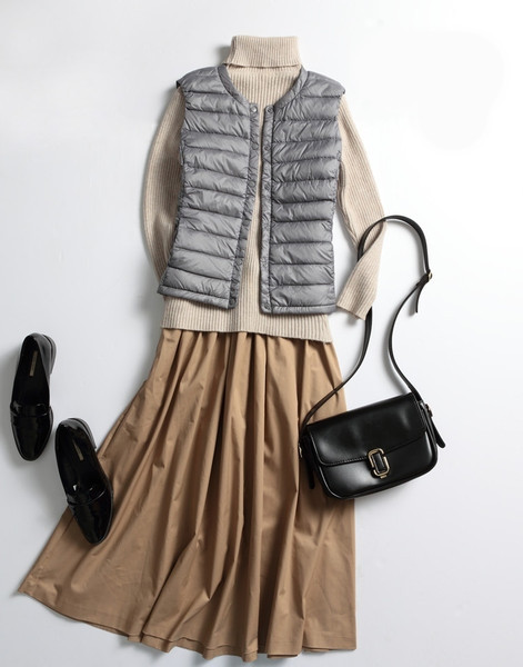 Naiste vabaaja vest ovaalse kaelusega ja mitmes värvitoonis nööpidega