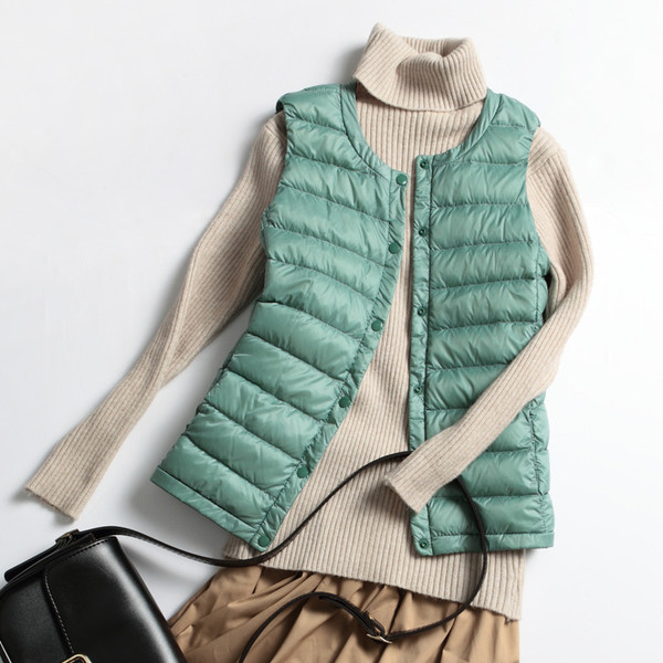 Naiste vabaaja vest ovaalse kaelusega ja mitmes värvitoonis nööpidega