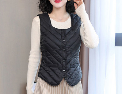 Šiuolaikinė moteriška liemenė su minkštu pamušalu ir apvalia iškirpte