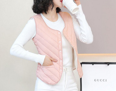 Šiuolaikinė moteriška liemenė su minkštu pamušalu ir apvalia iškirpte