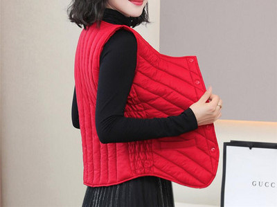 Šiuolaikinė moteriška liemenė su minkštu pamušalu ir apvalia iškirpte