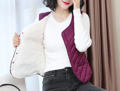 Šiuolaikinė moteriška liemenė su minkštu pamušalu ir apvalia iškirpte