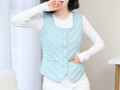 Šiuolaikinė moteriška liemenė su minkštu pamušalu ir apvalia iškirpte