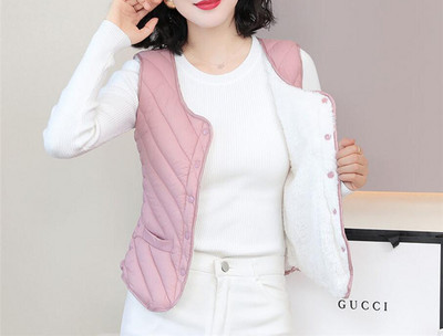 Šiuolaikinė moteriška liemenė su minkštu pamušalu ir apvalia iškirpte