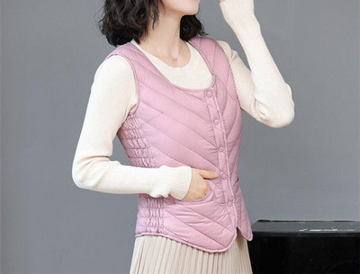 Šiuolaikinė moteriška liemenė su minkštu pamušalu ir apvalia iškirpte