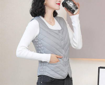 Šiuolaikinė moteriška liemenė su minkštu pamušalu ir apvalia iškirpte