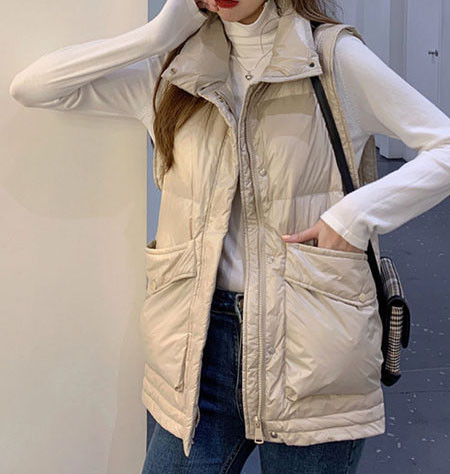 Moodne kõrge krae ja taskutega naistevest