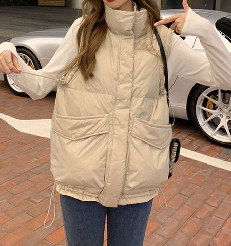 Moodne kõrge krae ja taskutega naistevest