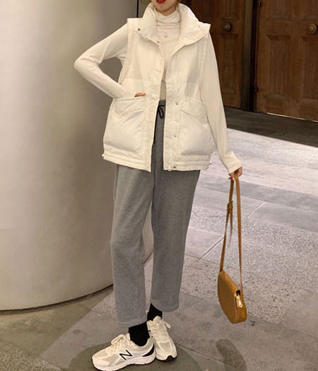 Moodne kõrge krae ja taskutega naistevest