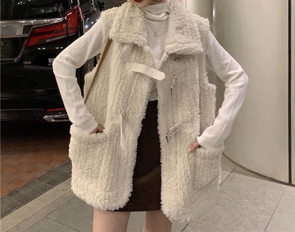 Moodne naiste pikk vest laiade mudelitaskutega