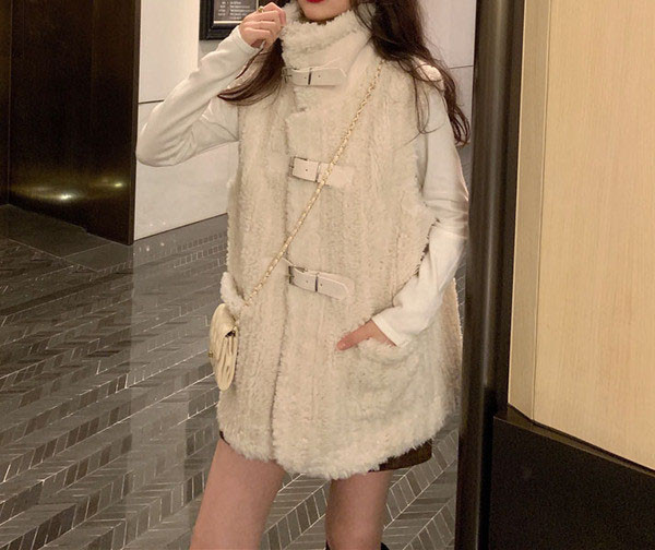 Moodne naiste pikk vest laiade mudelitaskutega