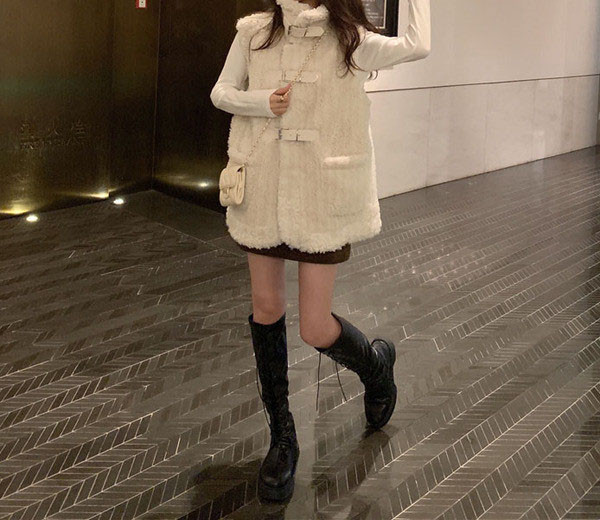 Moodne naiste pikk vest laiade mudelitaskutega