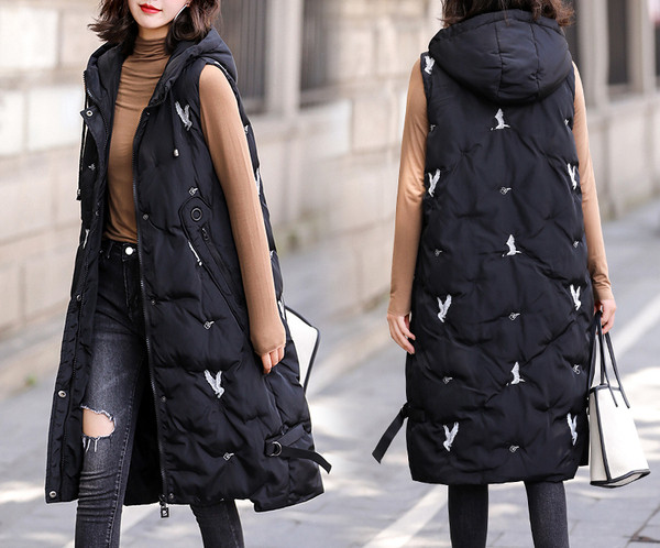 Naiste pikk tikandi ja kapuutsiga vest