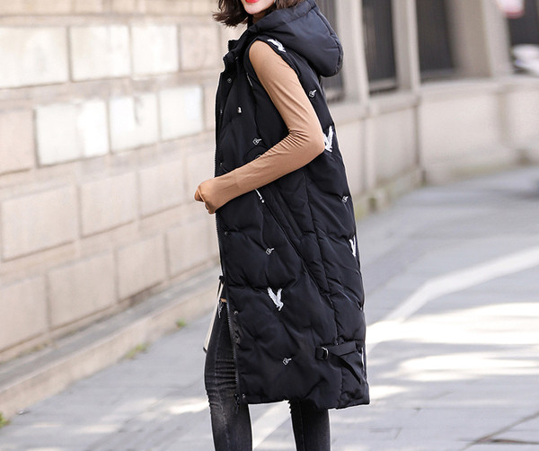 Naiste pikk tikandi ja kapuutsiga vest