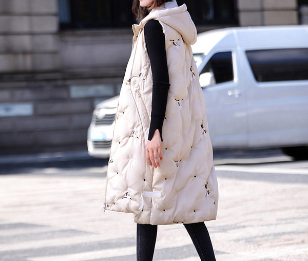 Naiste pikk tikandi ja kapuutsiga vest