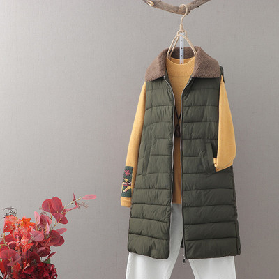 Naiste pikk vest klassikalise krae ja lukuga