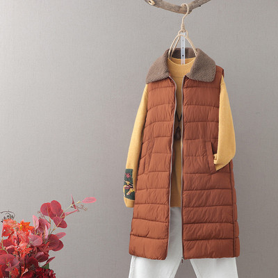 Naiste pikk vest klassikalise krae ja lukuga