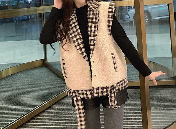 Vesta de dama moderna in carouri cu buzunare