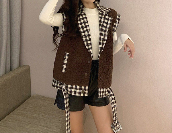 Vesta de dama moderna in carouri cu buzunare