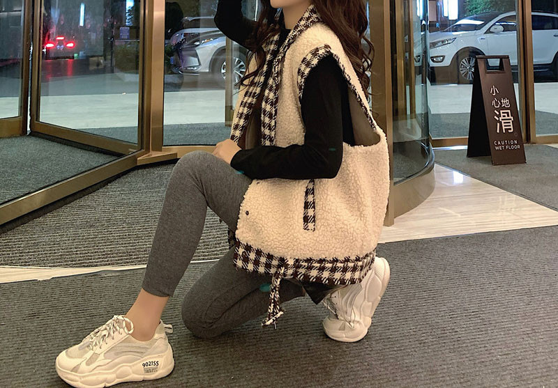 Vesta de dama moderna in carouri cu buzunare