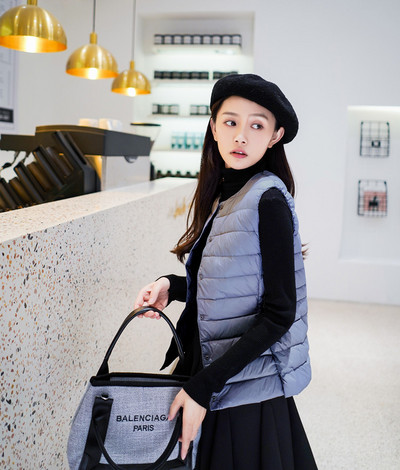 Laste vabaaja vest ovaalse dekoltee ja nööpidega