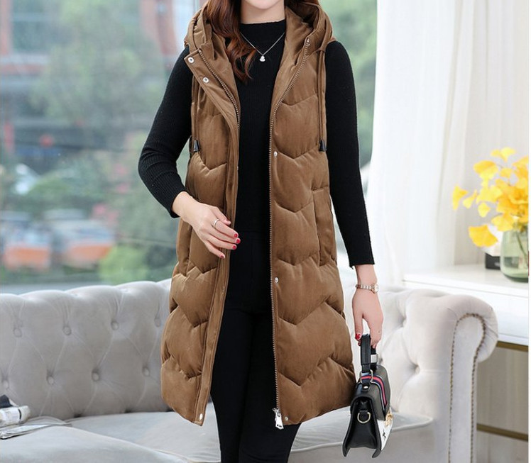 Ilga moteriška aksominė liemenė su gobtuvu