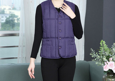 Naiste vabaaja vest nööpide ja spitsikaelusega