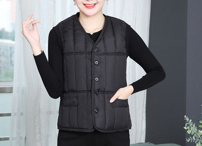 Naiste vabaaja vest nööpide ja spitsikaelusega