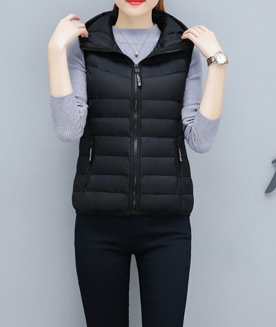 Mitmes värvitoonis kapuutsiga ja lukuga naiste vabaajavest