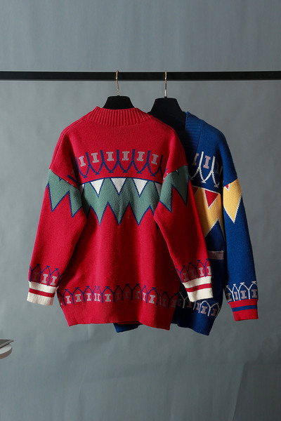 Moodne naiste kardigan lai mustriga mudel