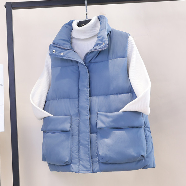 Kelių spalvų moteriška laisvalaikio liemenė su kišenėmis ir aukšta apykakle