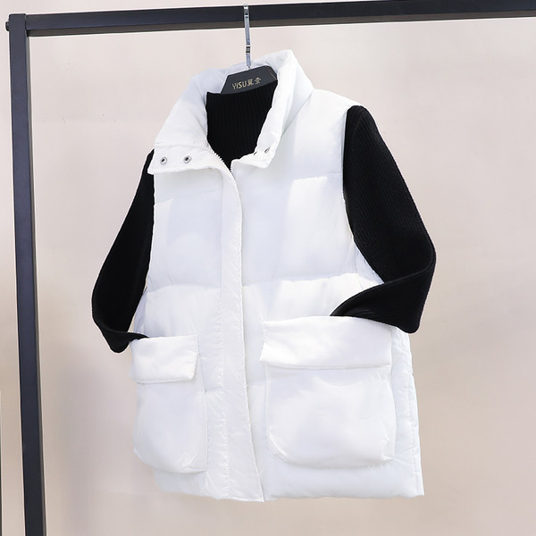 Kelių spalvų moteriška laisvalaikio liemenė su kišenėmis ir aukšta apykakle