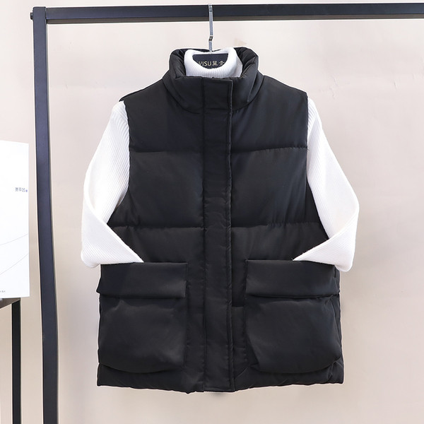 Kelių spalvų moteriška laisvalaikio liemenė su kišenėmis ir aukšta apykakle