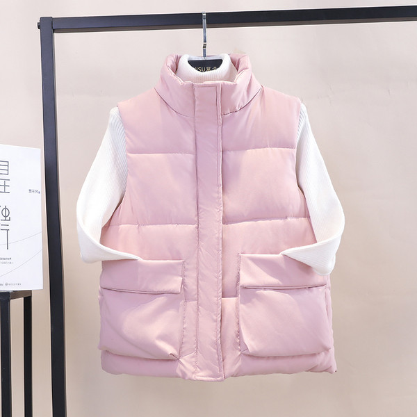 Kelių spalvų moteriška laisvalaikio liemenė su kišenėmis ir aukšta apykakle