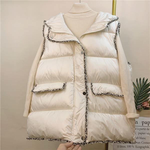 Šiuolaikinė moteriška baltos spalvos liemenė su sagomis