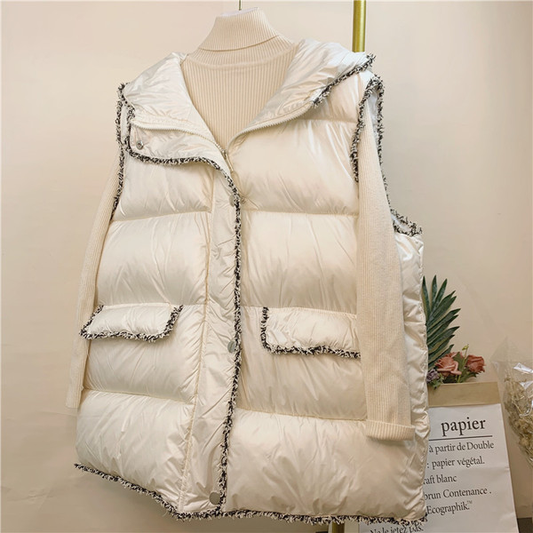 Šiuolaikinė moteriška baltos spalvos liemenė su sagomis