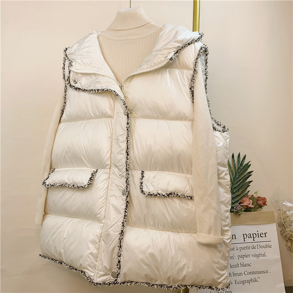 Šiuolaikinė moteriška baltos spalvos liemenė su sagomis