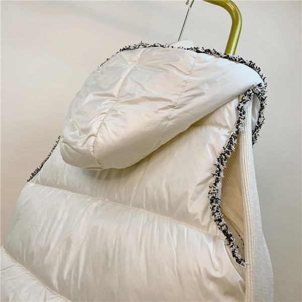 Šiuolaikinė moteriška baltos spalvos liemenė su sagomis