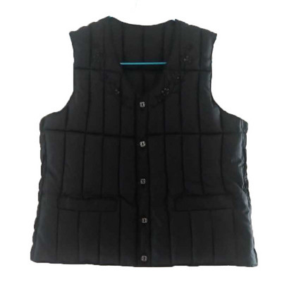 Moteriška laisvalaikio liemenė su špicine iškirpte ir įvairių spalvų kišenėmis