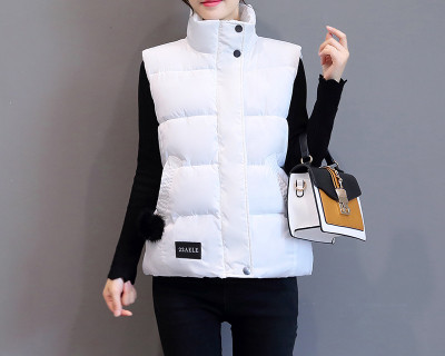 Kratki ženski prsluk s patentnim zatvaračem i visokim ovratnikom