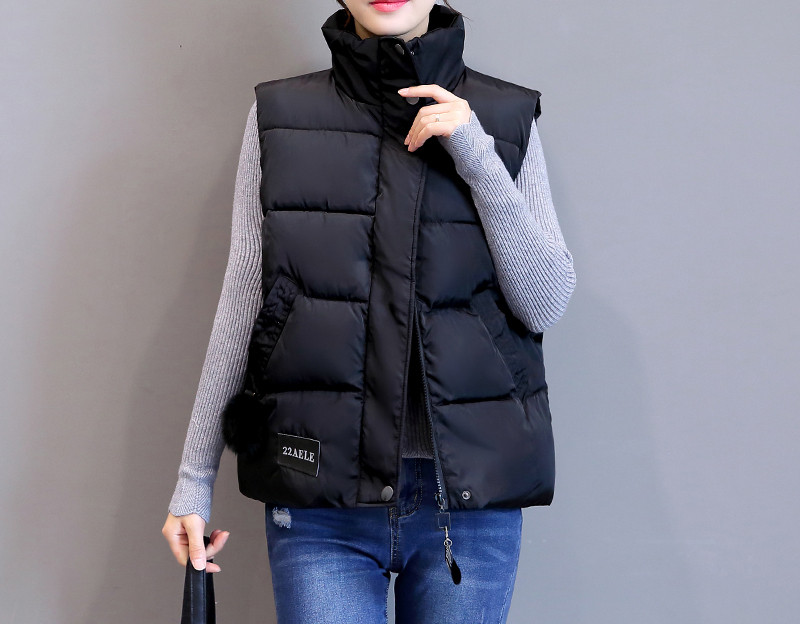 Kratki ženski prsluk s patentnim zatvaračem i visokim ovratnikom