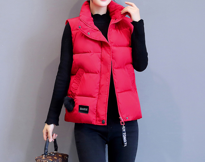 Kratki ženski prsluk s patentnim zatvaračem i visokim ovratnikom