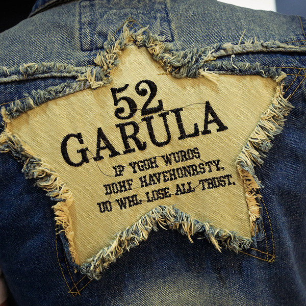 Ανδρικό τζιν γιλέκο με επιγραφές