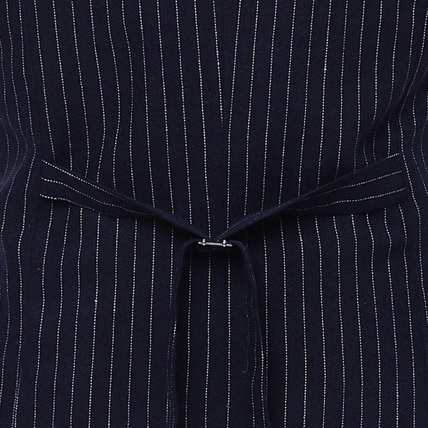 Moodne meeste triibuline vest spitsikaelusega ja nööpidega