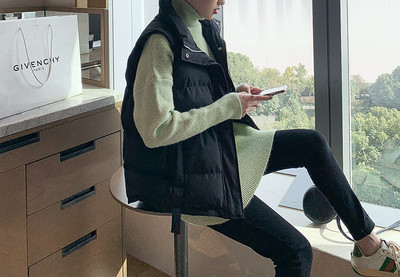 Ženski zimski prsluk s visokim ovratnikom i džepovima