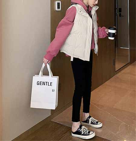 Ženski zimski prsluk s visokim ovratnikom i džepovima