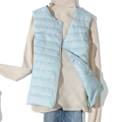 Moodne naiste vest nööpide ja ovaalse kaelusega