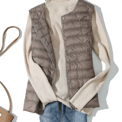 Moodne naiste vest nööpide ja ovaalse kaelusega